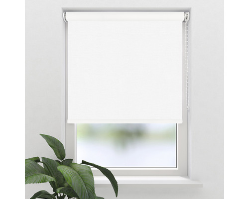 Raam met een wit rolgordijn