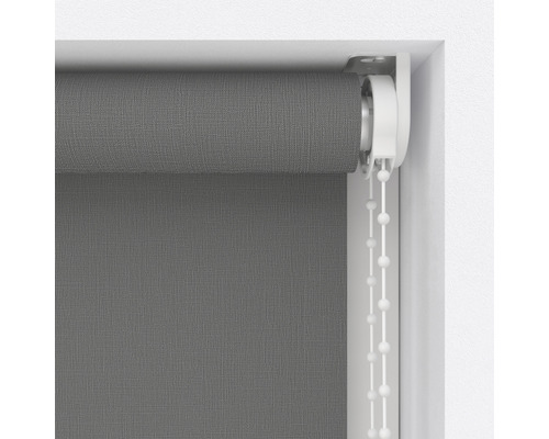 Grijs rolgordijn met kettingbediening bij het raam