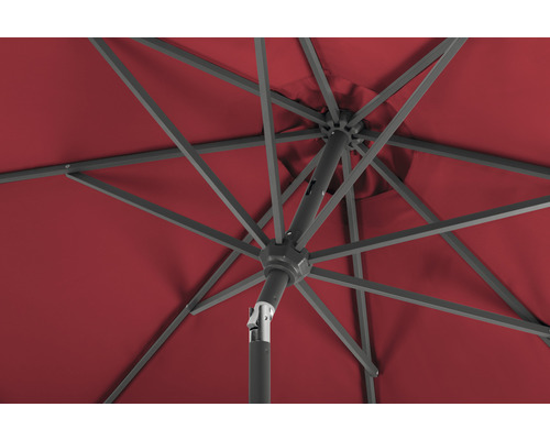 Gedetailleerd zicht op de onderkant van een rode parasol met metalen frame