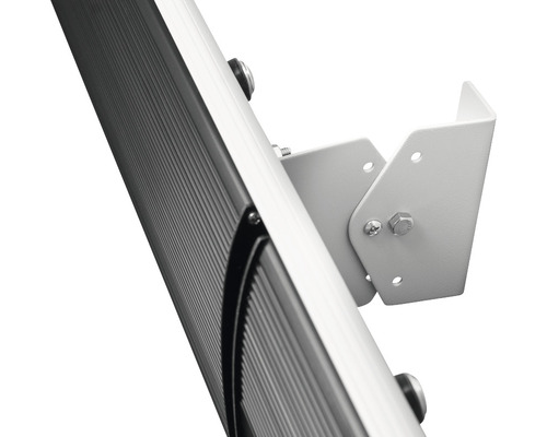 Detailopname van een infraroodverwarming met beugel voor wandmontage