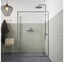 Moderne badkamer met douchecabine, tegels en stijlvolle verlichting