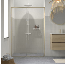 Moderne badkamer met inloopdouche, wastafel en spiegel