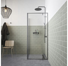 Badkamer met douche, tegels, stoel, lamp en badjas