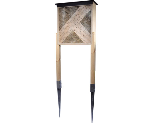 Insectenhotel van hout met metalen standaard voor de tuin