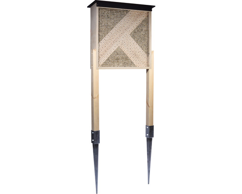 Insectenhotel met houten frame en metalen palen ter bevordering van insecten