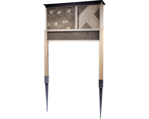 Insectenhotel met metalen palen ter bevordering van de biodiversiteit in de tuin