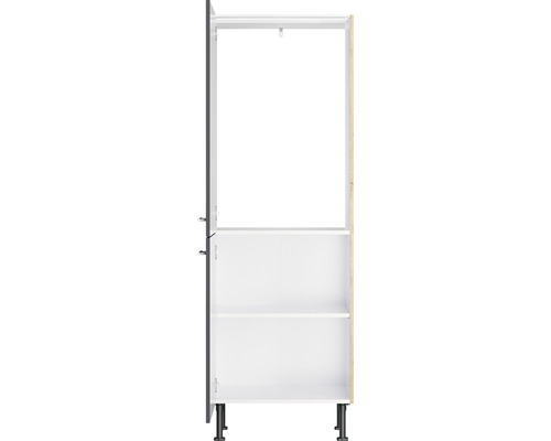 Open keukenkast met legplanken en kledingroede