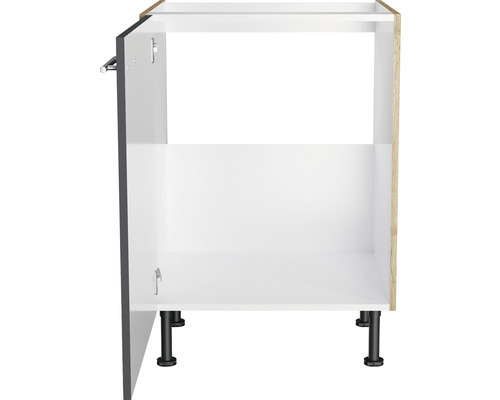 Keukenkast met open deur en interne plank