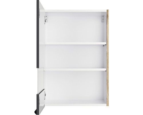 Geopende badkamerkast met planken