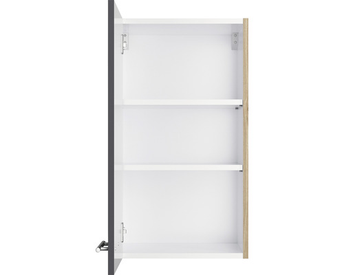 Geopende hangkast met drie planken voor opslag in de badkamer