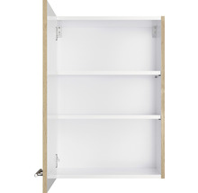Open wandkast met drie planken.