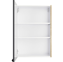 Open hangkast met planken voor de badkamer