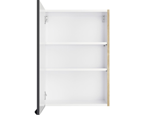 Open hangkast met planken voor de badkamer