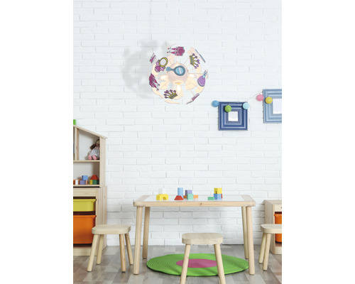 Kinderkamer met tafel, stoelen, plank en hanglamp met prinsessenmotieven.