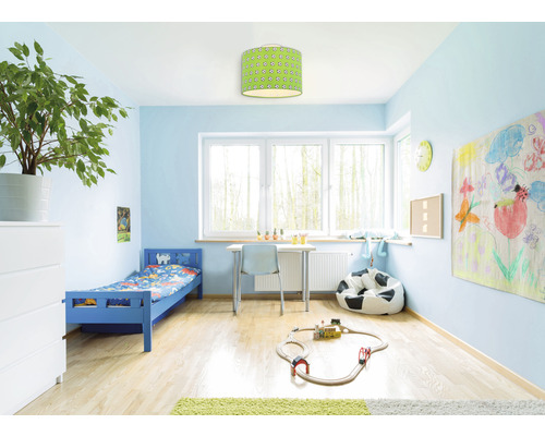 Lichte kinderkamer met bed, bureau, lamp en speelgoed