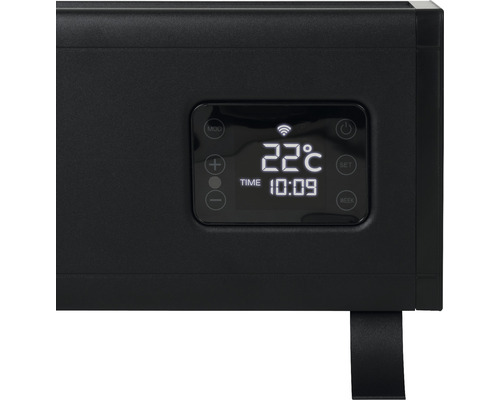 Detailopname van een zwart verwarmingstoestel met digitale weergave van temperatuur en tijd