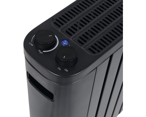 Detailopname van een zwarte radiator met temperatuurregelaar