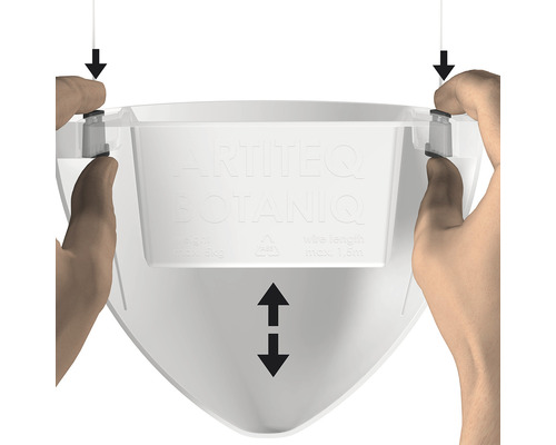 Close-up van een plantenhanger met twee handen die de ophanging aanpassen