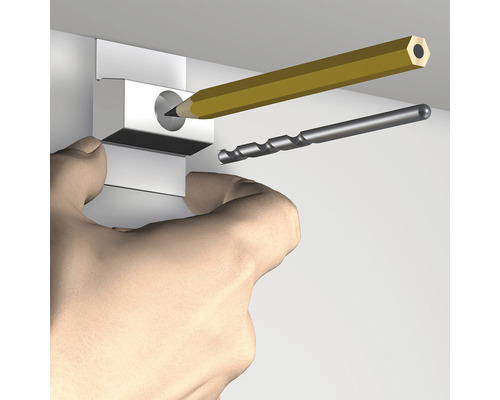 Persoon scherpt potlood met aftekenmal naast boor