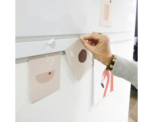 Wanddecoratie met afbeeldingen die met magneten aan een strip zijn bevestigd