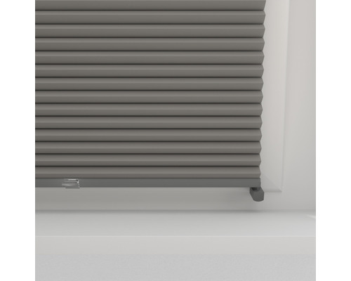 Close-up van een grijs plisségordijn voor vensters, voor lichtregeling en decoratie