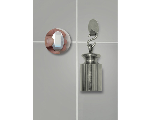 Bevestiging van een zelfklevende haak aan een betegelde wand met gewicht