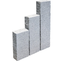 Drie grijze betonklinkers in verschillende formaten