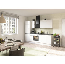 Lichte keuken met witte kasten, zwarte afzuigkap en eettafel