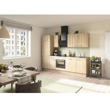 Lichte keuken met eettafel en stoelen in een woonkamer