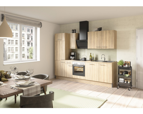 Lichte keuken met eettafel en stoelen in een woonkamer