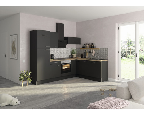 Lichte woning met modern zwart keukenblok, afzuigkap en werkblad met houtlook.