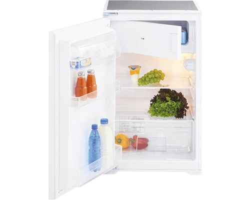 Open koelkast gevuld met boodschappen