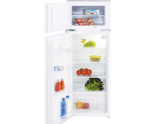 Witte koelkast met open deuren en voedsel