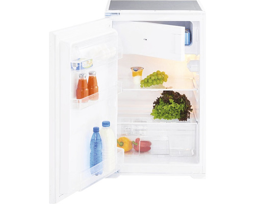 Open koelkast gevuld met levensmiddelen zoals dranken, yoghurt, groenten en fruit.