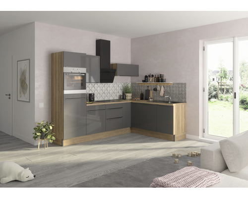 Moderne keuken met grijze kasten, houtlook en afzuigkap