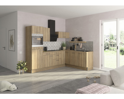 Moderne keuken met houten fronten, zwarte afzuigkap en tegelachterwand in een lichte ruimte.