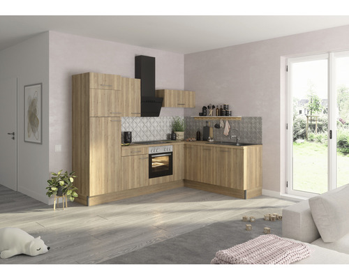 Lichte keuken met inbouwkeuken, afzuigkap en spoelbak in een lichte ruimte.