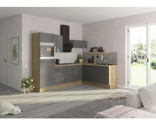 Moderne keuken met grijze kasten, afzuigkap en houten elementen in een lichte ruimte.