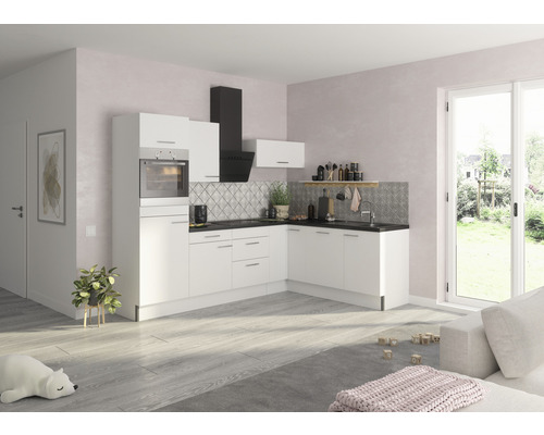 Compacte kitchenette met ingebouwde oven, afzuigkap en spoelbak in een lichte ruimte