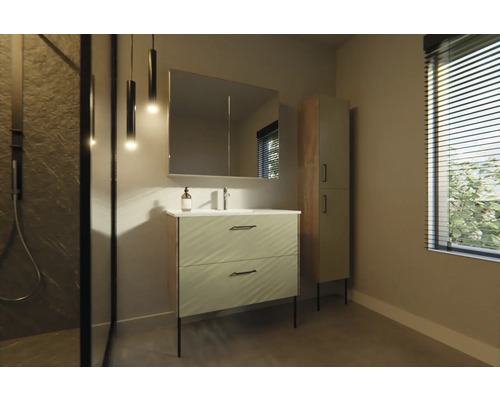 Badkamer met wastafelonderkast, spiegelkast en hoge kast