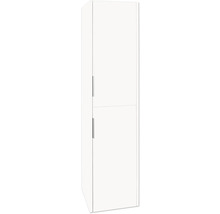 Witte hoge kast met twee deuren en handgrepen.