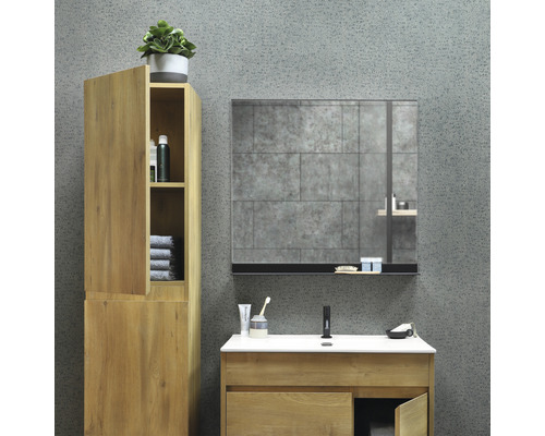 Moderne badkamer met wastafel, spiegelkast en hoge kast