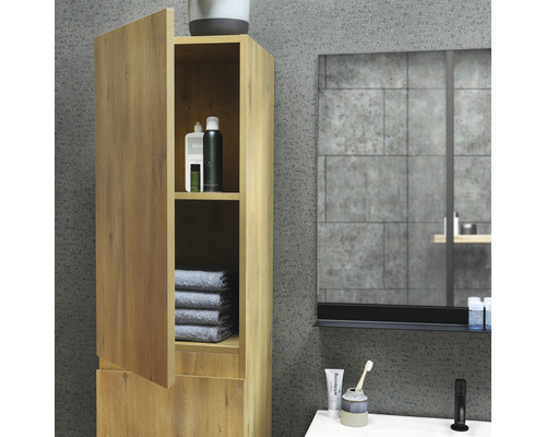 Badkamerscène met een hoge kast, handdoeken, cosmetische producten, spiegel en wastafel