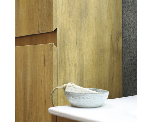 Badkamer met houten kast, wastafel en zeepbakje