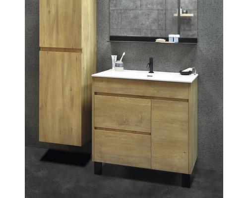 Badkamer met wastafelonderkast, wastafel en spiegelkast