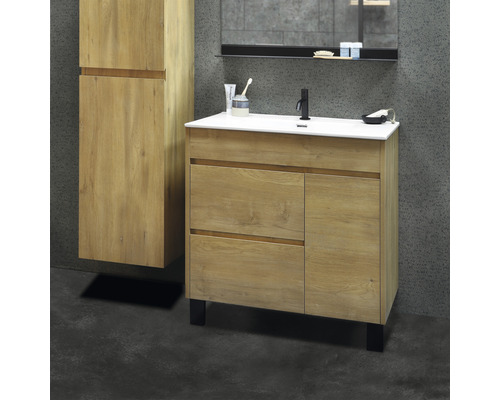 Badkamer met wastafelonderkast, wastafel en hoge kast