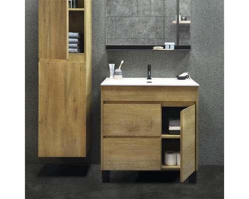 Badkamer met wastafelonderkast, wastafel, spiegelkast en hoge kast in houtlook