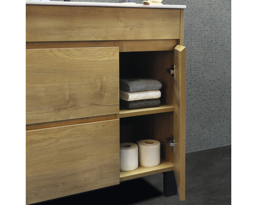 Badkamerkast met open deur, handdoeken en toiletpapier