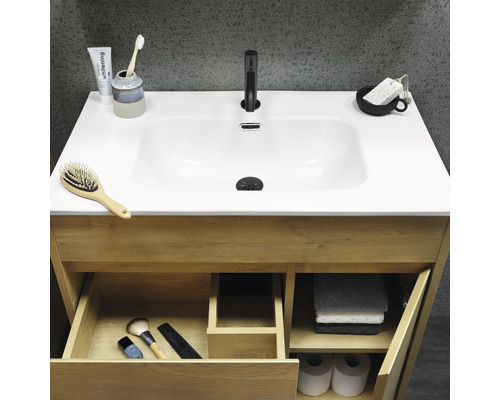 Badkamer met wastafel, waskom en open laden voor opslag