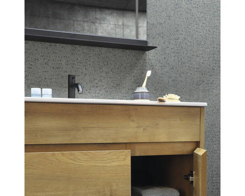 Badkamer met houten wastafelmeubel, opzetwastafel en kraan